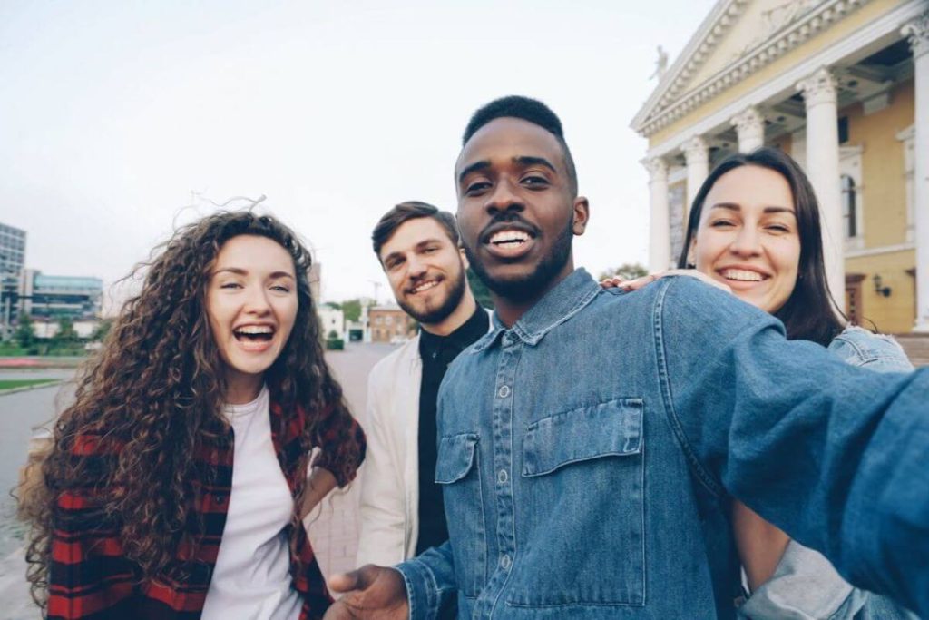 être attiré par quelqu'un alors qu'on est en couple