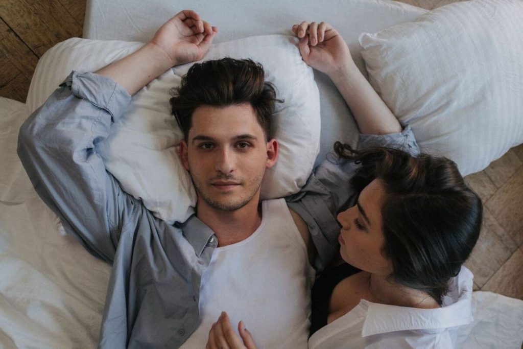 comportement d'un homme qui cache quelque chose